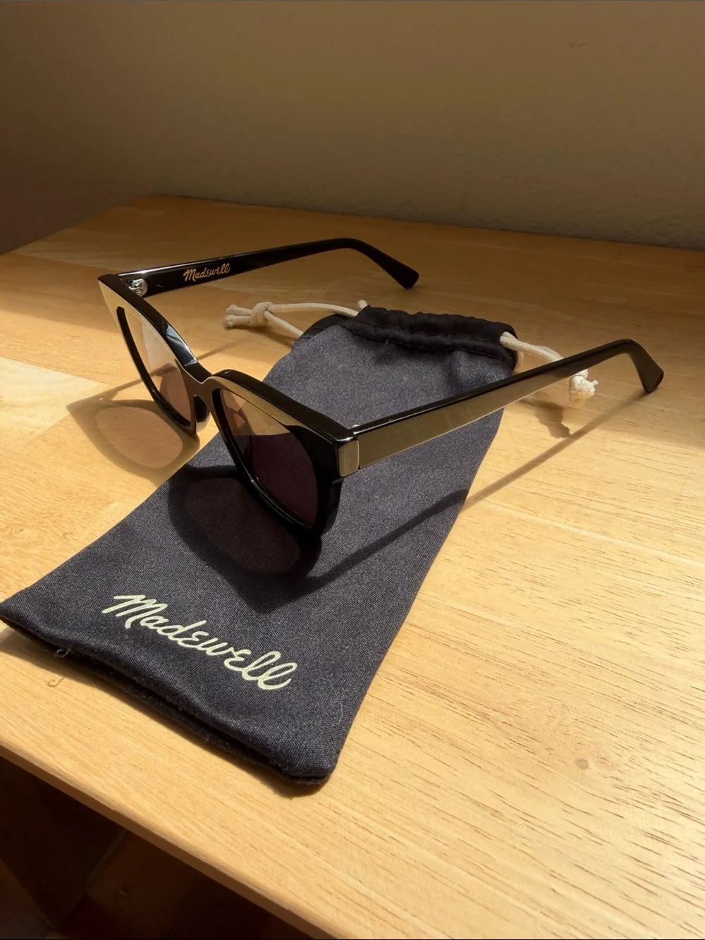 Madewell Black Cat-Eye Sunglasses with Dark Lenses